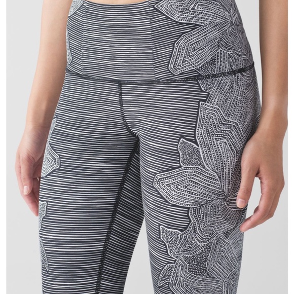 Lululemon Wunder Under Pant (Hi-Rise) Dottie Tribe White Black SZ 10 - Picture 5 of 9